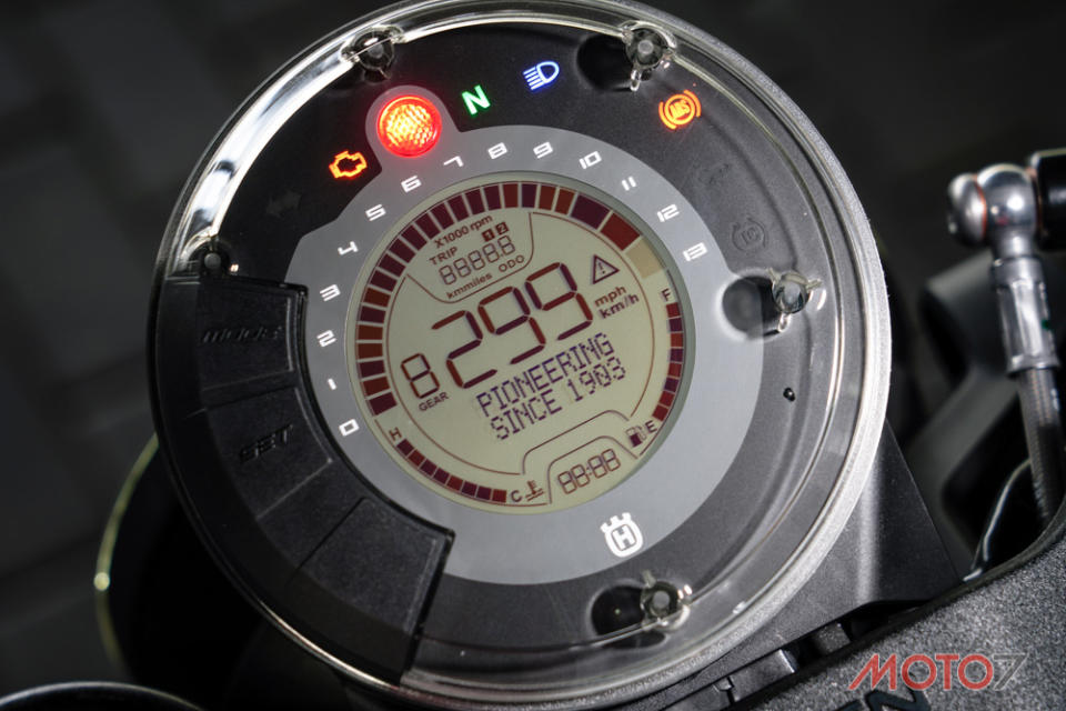 單環儀錶採LCD液晶顯示。