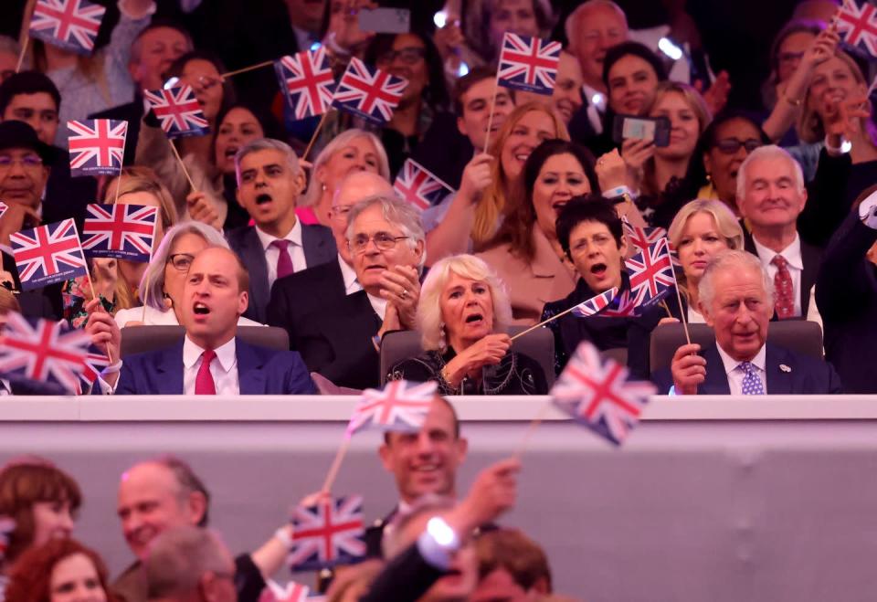 <p>Los duques de Cambridge estuvieron junto al príncipe Carlos y Camila. Todos hondeaban las banderas de su país.</p>