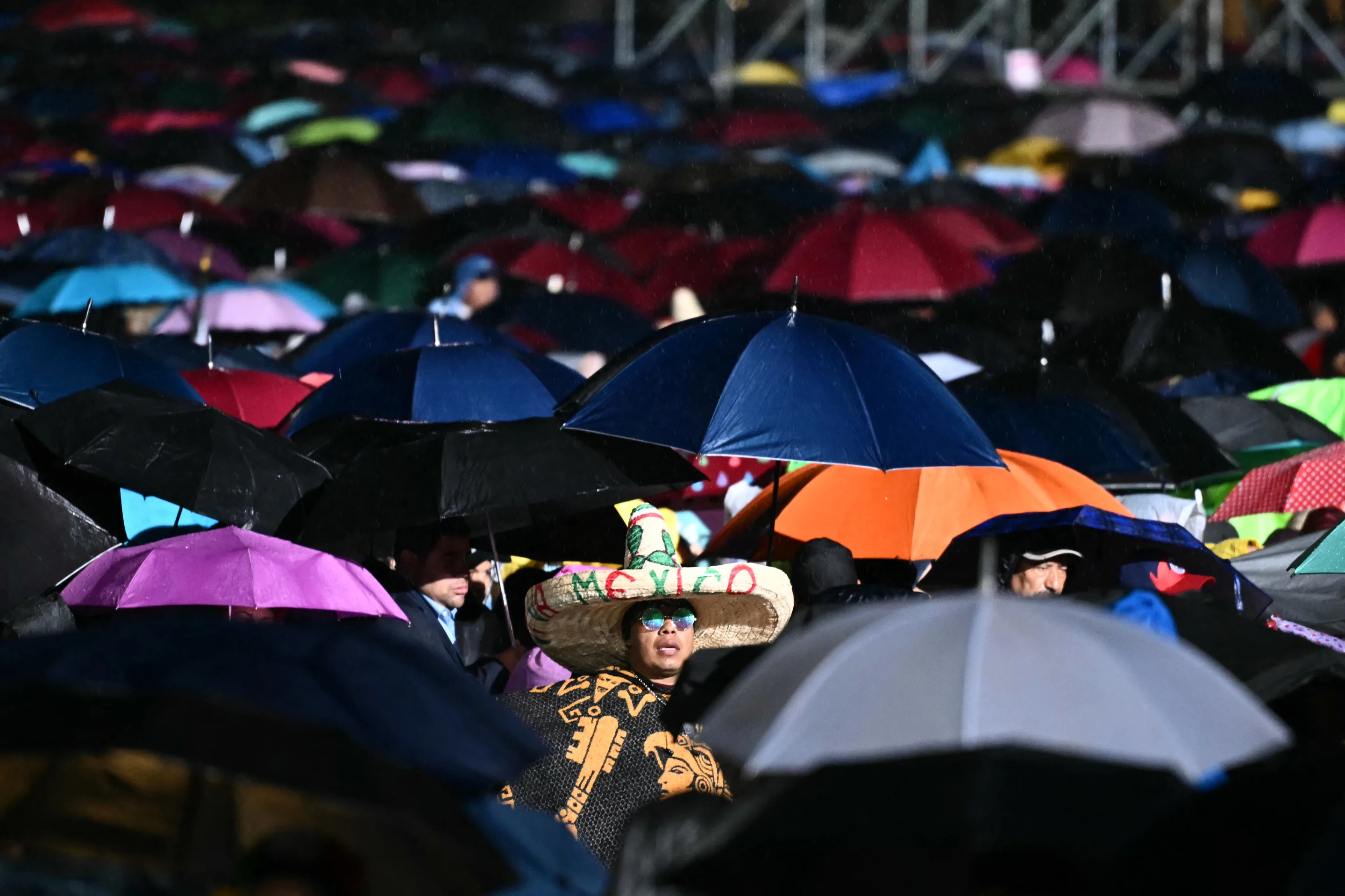 Los seguidores de AMLO llevaron sus paraguas para celebrar la ceremonia del  'Grito de Independencia' en el zócalo de la CDMX (CARL DE SOUZA/AFP via Getty Images)