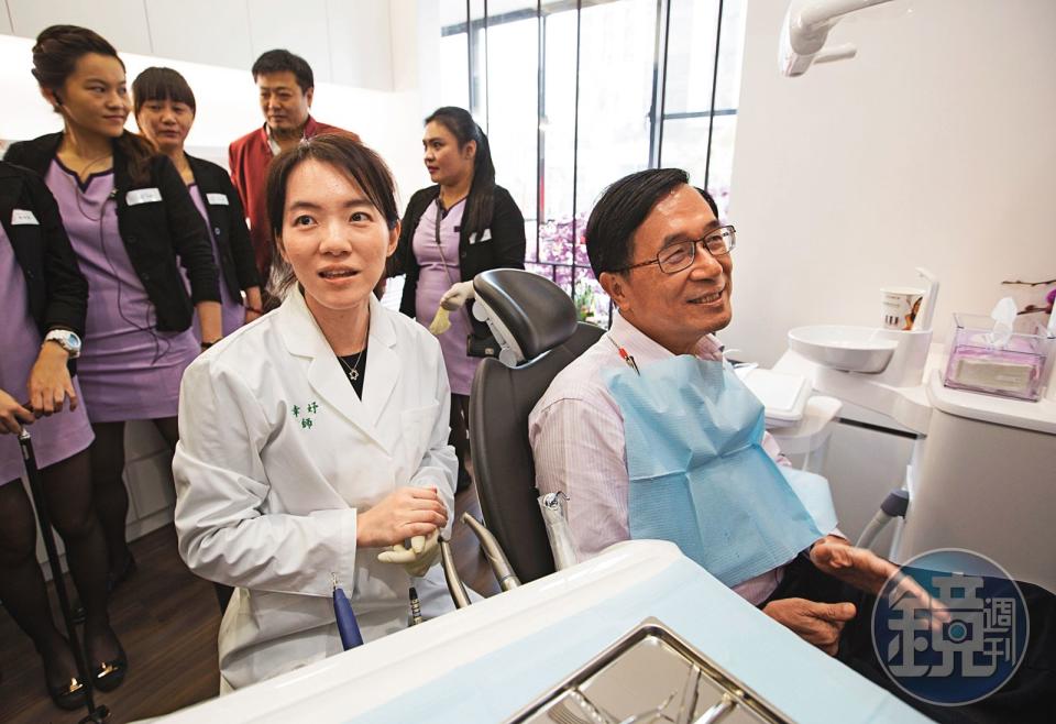 陳水扁（右）保外就醫後，參與女兒陳幸妤（左）牙醫診所開幕，去年還出庭替她打贏醫療官司。