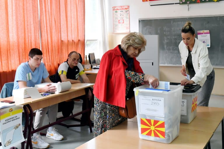 Une électrice vote au deuxième tour de l'élection présidentielle et aux législatives à Skopje, le 8 mai 2024 en Macédoine du Nord (Robert ATANASOVSKI)