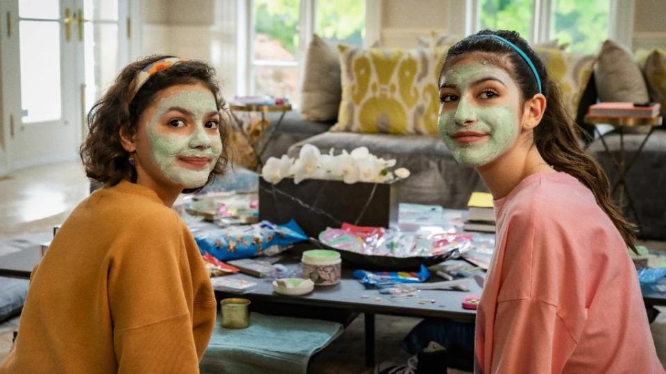 You Are So Not Invited To My Bat Mitzvah. (L to R) Samantha Lorraine as Lydia Rodriguez Katz and Sunny Sandler as Stacy Friedman in You Are So Not Invited To My Bat Mitzvah. Cr. Scott Yamano/Netflix © 2023.