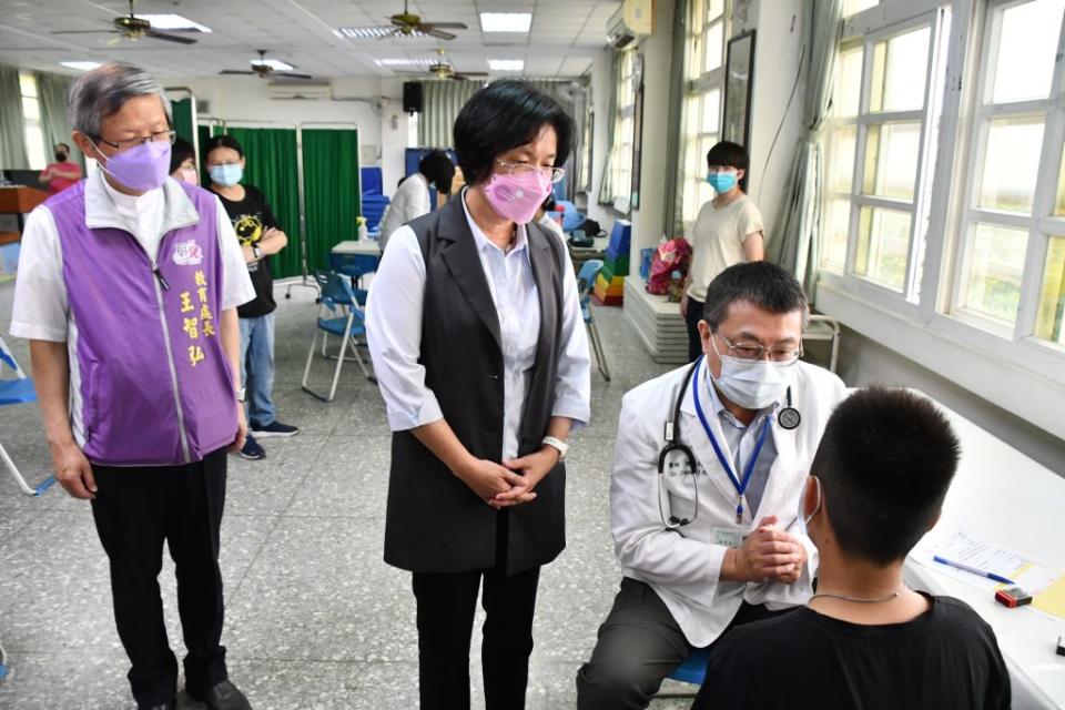 王惠美到國小關心學童施打疫苗情形，請國小家長盡量到校施打。(記者曾厚銘攝)