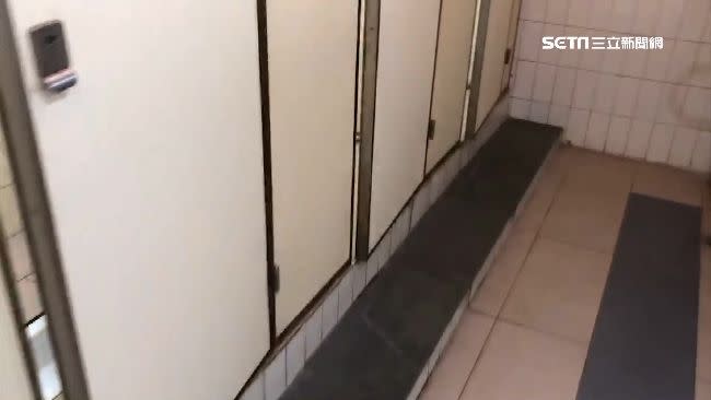 警方在無障礙廁所出現「八腳獸」的誇張場面。（示意圖，非當事照／資料照）