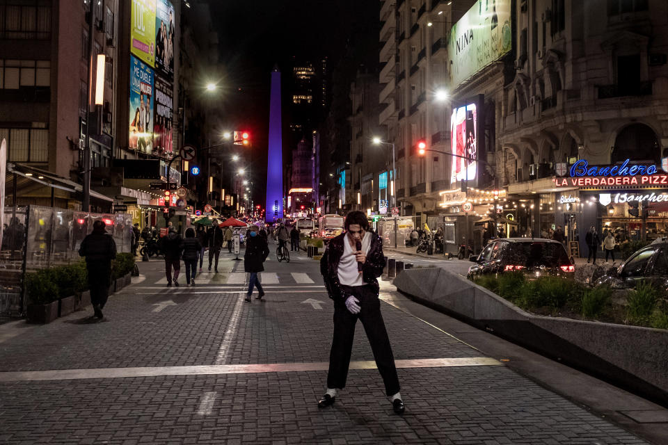 Alan García con su novia, Lola, mientras se maquilla antes de una actuación en la tarde en las calles de Buenos Aires. (Anne Pouchard Serra/The New York Times) 