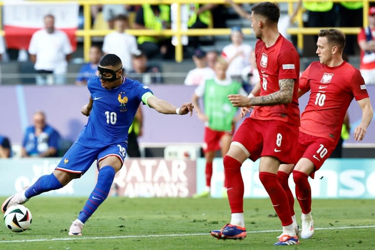 La estrella francesa Kylian Mbappé (izquierda) durante el partido entre Francia y Polonia en la tercera jornada de la Eurocopa-2024 en Dortmund (Alemania), el 25 de junio de 2024 (KENZO TRIBOUILLARD)