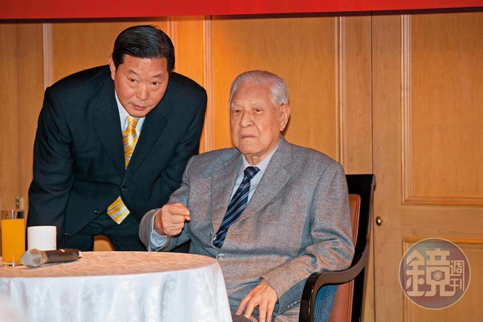 王燕軍（左）擔任李登輝基金會祕書長，政商關係良好。
