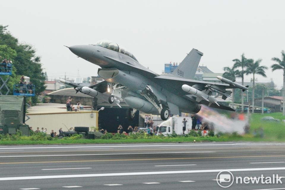中國網友近日流傳一篇「如何把從台灣偷來的F-16降落在廈門機場」的文章，教導中國網友怎麼偷F-16戰機。(示意圖)   圖：張良一/攝（資料照片）