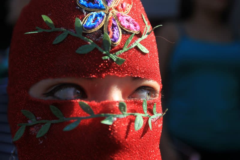 Joven enmascarada en la marcha del Día de la Mujer en Santiago