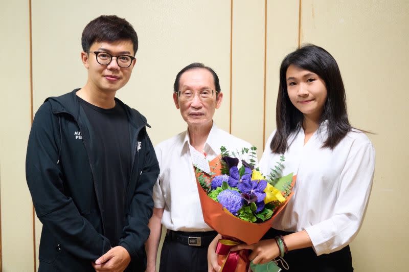 ▲客家詩人曾貴海醫師今天大力推薦李雨蓁、張博洋兩位候選人，請客家鄉親一定要支持認真打拼的客家後生。(圖／記者郭凱杰翻攝)