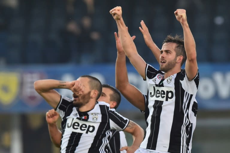 Juventus midfielder Miralem Pjanic (R) celebrates with teammates on November 6, 2016