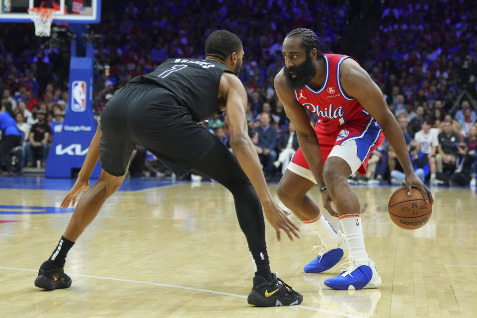 James Harden投進7顆三分貢獻23分，終場76人也以20分差轟垮籃網。 (Photo by Mitchell Leff/Getty Images)