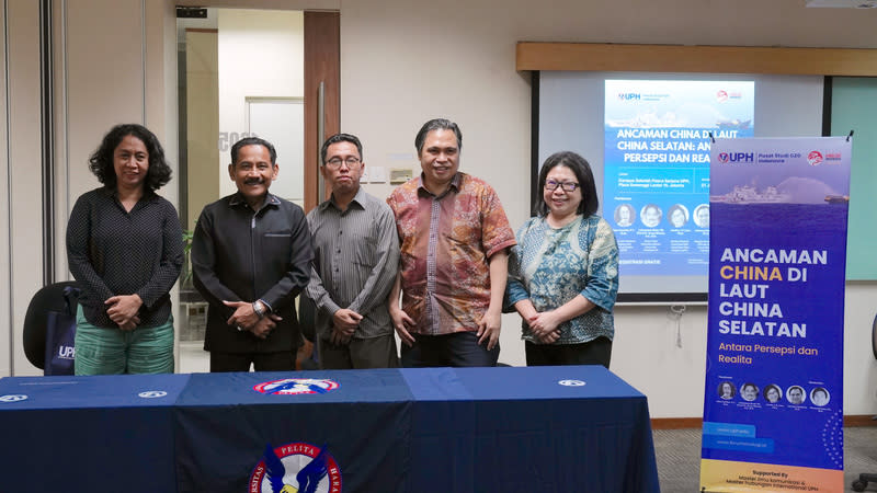 印尼辦研討會聚焦中國威脅 印尼希望之光大學（Pelita Harapan University）和印尼 漢學論壇（Indonesian Sinology Forum）21日在雅加達 舉辦「中國在南海的威脅：認知與現實」研討會。圖 為印尼國防與戰略研究所共同創辦人卡洛琳（Edna  Caroline，左1）、印尼海軍少將、國防大學講師蘇亞 （Surya Wiranto，左2）、印尼希望之光大學講師伊卡 桑（Muhamad iksan，中）、講師林漢勝（Johanes  Herlijanto，右2）和講師阿美莉亞（Amelia Liwe，右 1）。 中央社記者李宗憲雅加達攝  113年6月21日 