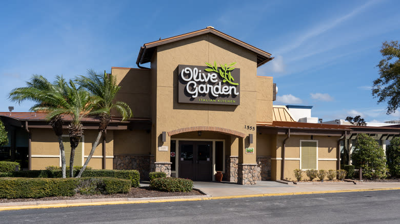 Olive Garden storefront 