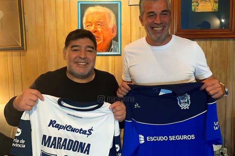 Diego Maradona y Gabriel Pellegrino, el presidente de Gimnasia, celebran la llegada del DT al club platense.