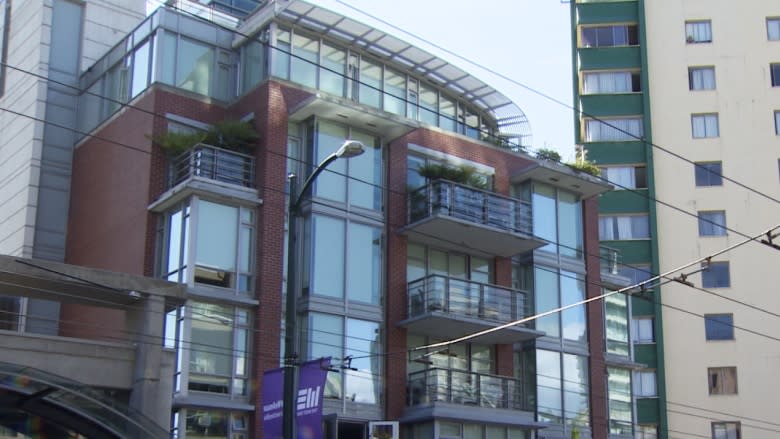 Break-in in Vancouver: Man jumps from 7th floor balcony