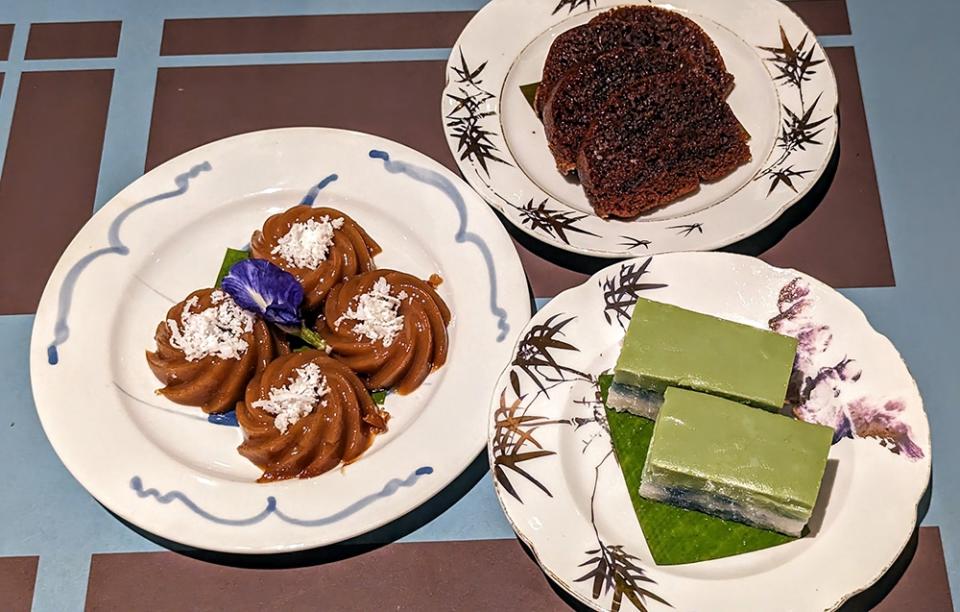 From the left, our 'kuih' selection on the night: Kuih Kaswi, Kuih Gula Hangus and Seri Muka Telang.