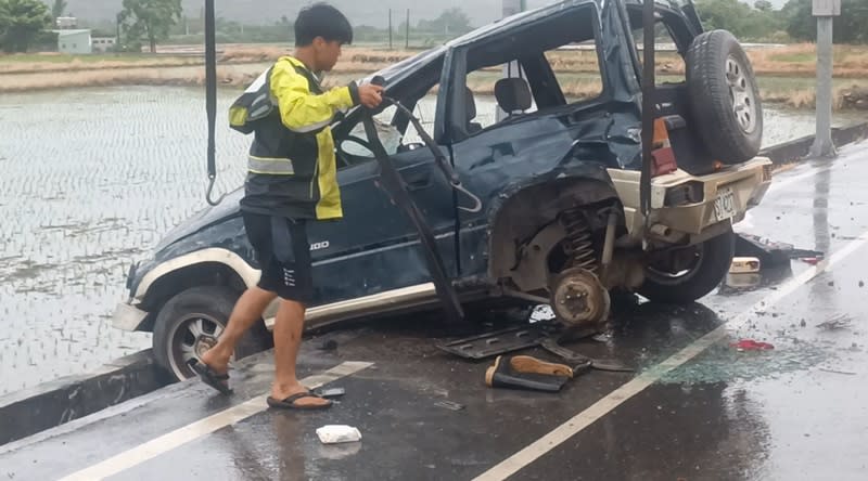 台東縣鹿野鄉瑞景路傍晚發生吉普車疑似輪胎脫落翻車意外，車上3名除草工人1命危2重傷，送醫搶救中。（中央社）
