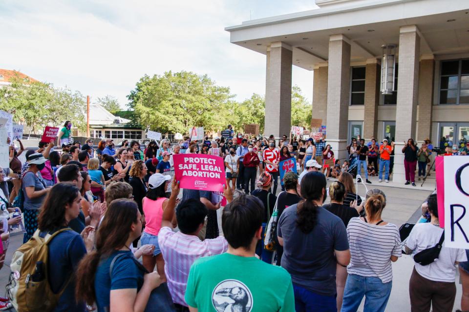 Protestors rally "Save Roe" protest at the Judge Stephan P. Mickle, Sr. Criminal Court House on May 3, 2022. [Gabriella Whisler/Special to the Sun]