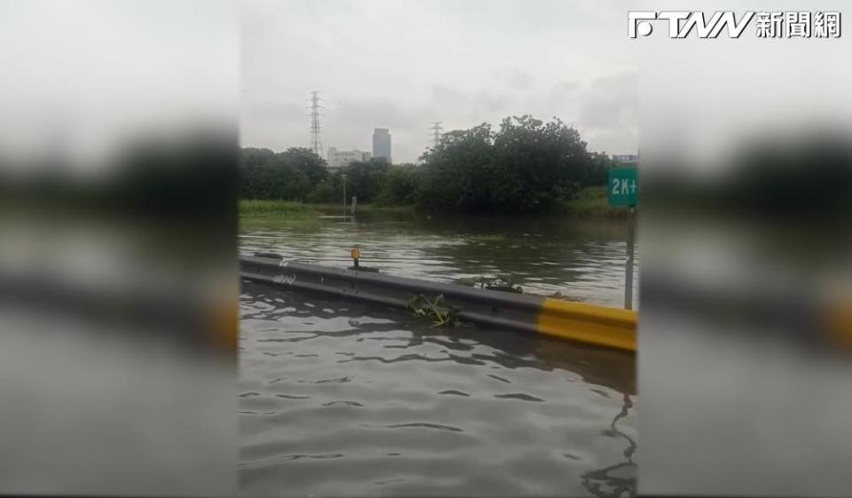 雙北大雨狂炸，民眾通勤遇嚴重淹水。（翻攝畫面）