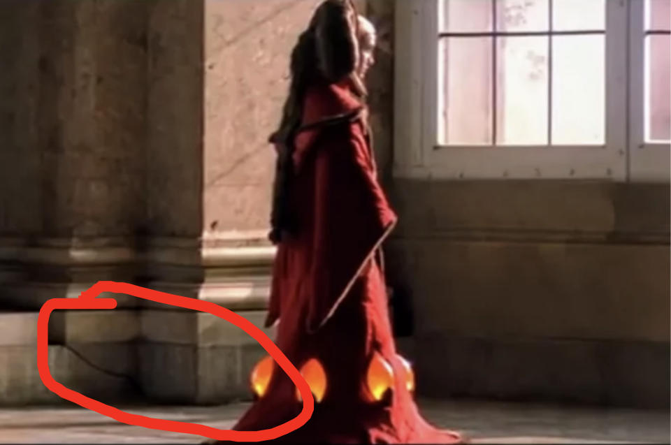 A circle over the plug lighting Padme's dress