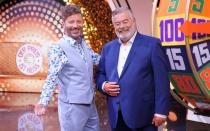 Bereits im Mai 2022 kehrte die Gameshow "Der Preis ist heiß" nach 25 Jahren Pause bei RTL zurück ins Programm - mit Harry Wijnvoord (rechts), aber ohne den verstorbenen Walter Freiwald. Seinen Posten als Preisansager und Publikumeinpeitscher übernahm in der Neuauflage Thorsten Schorn. Die Zuschauer feierten das Comeback mehrheitlich, auch die Quoten waren stark. (Bild: RTL / Stefan Gregorowius)