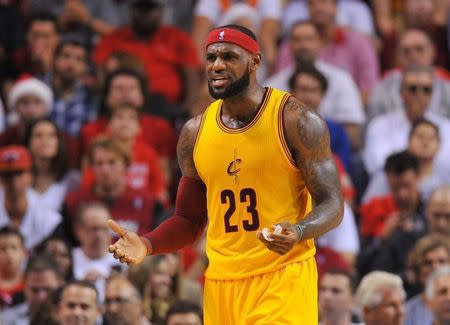 El basquetbolista de los Cleveland Cavaliers LeBron James durante un partido en Miami. Imagen de archivo, 25 diciembre, 2014. James estará inactivo dos semanas mientras recibe tratamiento por una contractura en la rodilla izquierda y dolor en la espalda, dijo la National Basketball Association (NBA). Reuters