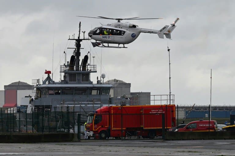 Un hélicoptère du Samu atterrit à Dunkerque le 27 octobre 2020 après le décès de quatre migrants dans le naufrage d'un bateau en route vers les côtes anglaises - Denis CHARLET © 2019 AFP