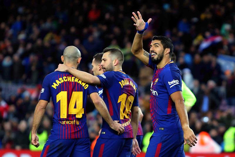 Los jugadores del FC Barcelona celebran un gol. En la imagen el recién despedido Javier Mascherano y los incombustibles Jordi Alba y Luis Suárez. Foto: EFE/Archivo