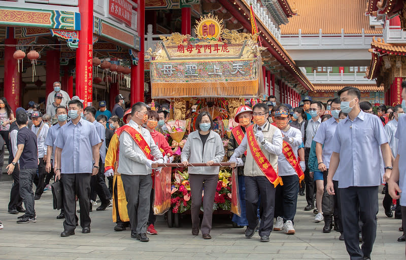 總統蔡英文今天（1日）上午前往臺南市出席「正統鹿耳門聖母廟辛丑科禳災祈安香醮大典」，並與現場貴賓共同進行「掌轎起駕繞境儀式」。   圖：翻攝自總統府官網