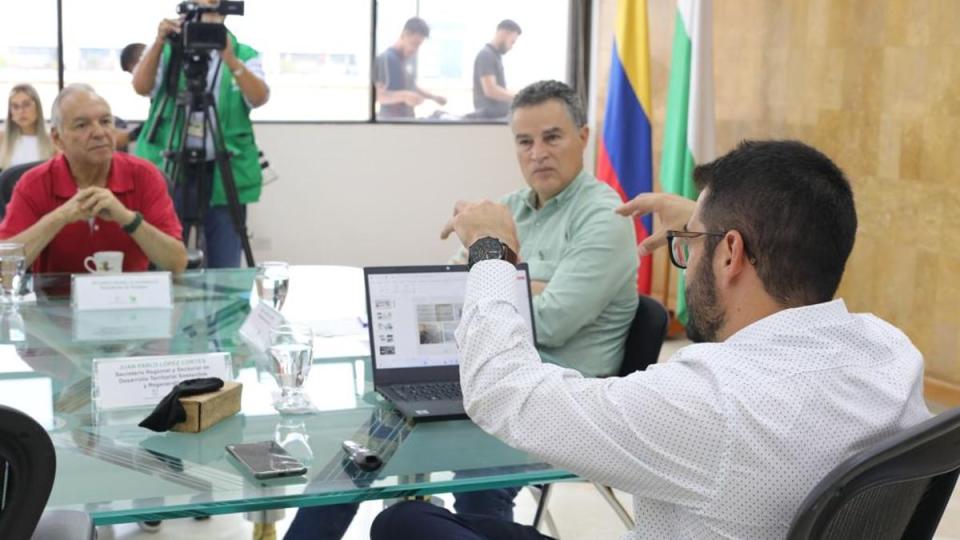 A la izquierda, el presidente de Findeter, Ricardo Bonilla, con el gobernador de Antioquia, Aníbal Gaviria.