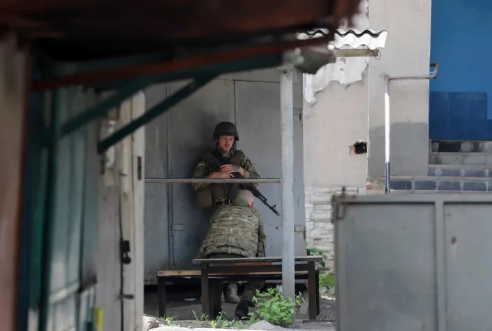 Militares ucranianos descansan mientras patrullan en Donetsk, este de Ucrania (EPA)