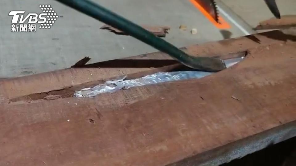 海洛因磚用鋁箔紙包覆藏進木材內。（圖／TVBS）