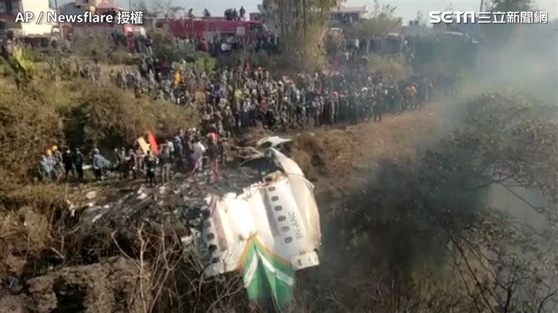 尼泊爾一架客機15日在博客拉近郊墜毀，機上至少68人死亡。（圖／AP／Newsflare授權）