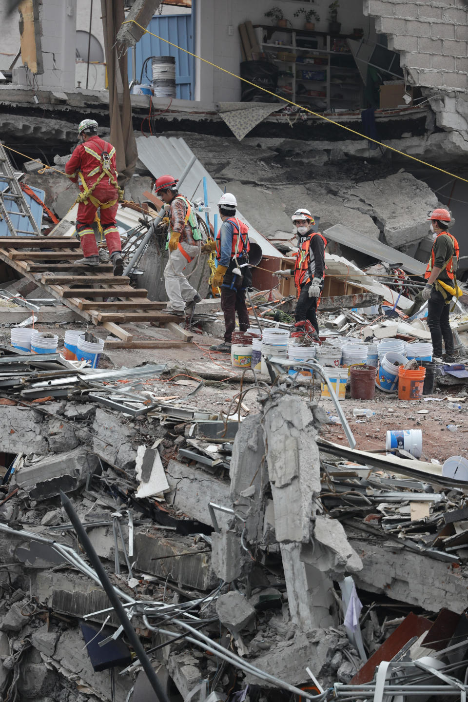 <p>MEX20. CIUDAD DE MÉXICO (MÉXICO), 25/09/2017. Brigadas de rescate continúan con las labores de búsqueda bajo los escombros hoy, lunes 25 de septiembre de 2017, en el edificio colapsado de la avenida Álvaro Obregón de Ciudad de México (México). EFE/José Méndez </p>