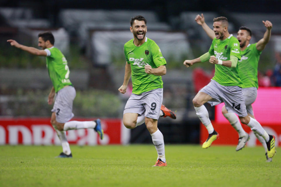 MEXICO CITY, MEXICO - SEPTEMBER 25: Player of Bravos de Juarez celebrate during a match between America and Juarez as part of Round of eighth of Copa MX Apertura 2018 at Azteca Stadium on September 25, 2018 in Mexico City, Mexico. (Photo by Mauricio Salas/Jam Media/Getty Images)