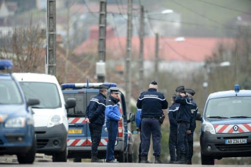 Des gendarmes surveillent la maison de Jonathann Daval le 29 janvier 2018 à Gray-la-Ville - SEBASTIEN BOZON, AFP