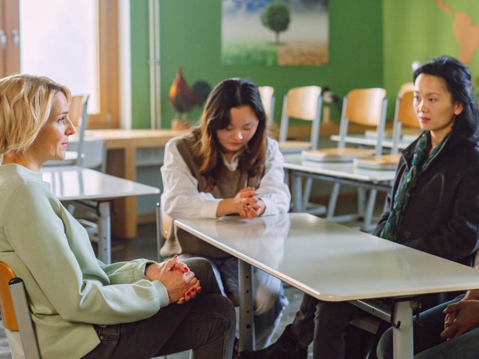 "Fritzie - Der Himmel muss warten": Fritzie (Tanja Wedhorn, l.) spricht mit Carlotta (Anna Suzuki, 2.v.l.) und ihren Eltern. (Bild: ZDF/Andrea Hansen)