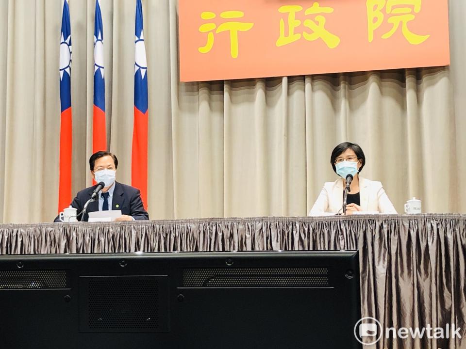 行政院今（15）天下午舉辦「行政院紓困振興記者會」，由文化部長鄭麗君（右）報告「藝文產業紓困協助措施」，左為政務委員龔明鑫。   圖：謝莉慧/攝