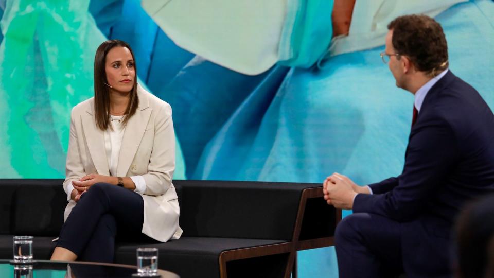 Bundesgesundheitsminister Jens Spahn im Gespräch mit Krankenpflegerin Meike Ista.