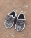 <p>Bébé Saint West possède déjà les baskets les plus recherchées de la planète : une paire de Yeezy. [Photo : Kim Kardashian/ Instagram] </p>