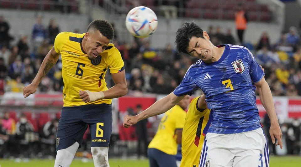 ARCHIVO - El ecuatoriano Byron Castillo (izquierda) y el japonés Shogo Taniguchi pugnan por un balón en un partido amistoso en Duesseldorf, Alemania, el 27 de septiembre de 2022. (AP Foto/Martin Meissner)