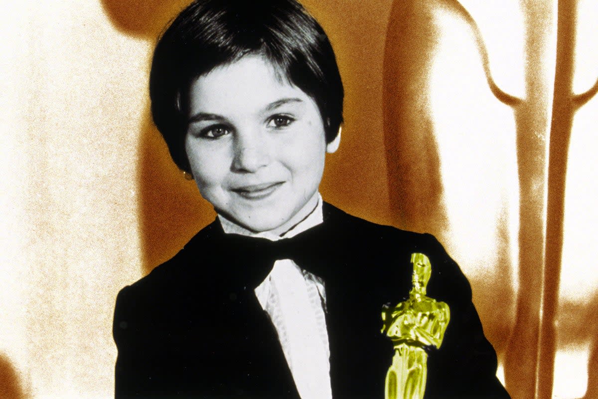 Tatum O’Neal poses with her Oscar in 1974 (Shutterstock)