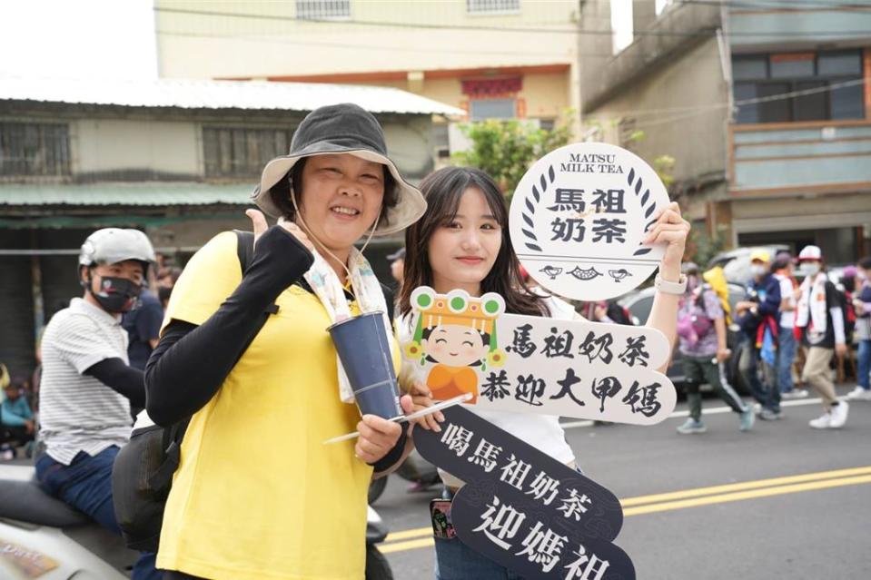 馬祖奶茶首度參與大甲媽祖繞境盛事，準備了數百杯招牌飲品恭迎媽祖回鑾！圖／業者提供