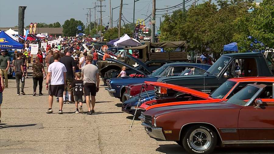 Car enthusiasts flock to 28th Street Metro Cruise