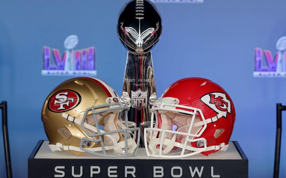 Darum geht's: Im "Super Bowl LVIII" duellieren sich die Kansas City Chiefs und die San Francisco 49ers in Paradise, Nevada, um die "Vince Lombardi Trophy". (Bild: 2024 Getty Images/Ethan Miller)