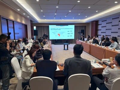 Participants exchange ideas at the Business Roundtable on China-Africa Cooperation on Renewable Energy Industry Development & Financing on 24 May 2023.