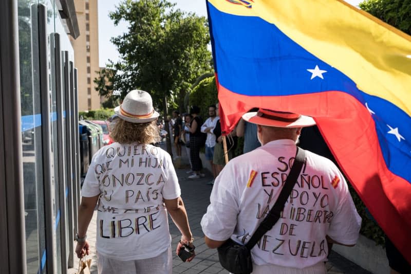 Venezuelans living in Spain wait for their turn to vote in Venezuela's presidential election at the Fernando de los Rios Cultural Center. Diego Radamés/EUROPA PRESS/dpa