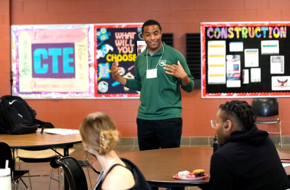 Journalist Matt Barnes speaks to the class during the Columbus Journalists in Training class.