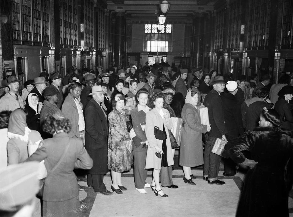 Dec. 18, 1944: Crowds line up at Fort Worth’s main post office a week before Christmas to drop off their holiday parcels.